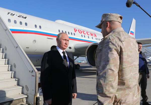 ولادیمیر پوتین رئیس جمهور روسیه و فرمانده ارتش در محدوده ی سوریه جنرال سرگی سورویکین در حال بازدید از پایگاه هوایی حمیمیم در سوریه - اسپوتنیک افغانستان  