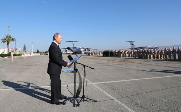 سخنرانی ولادیمیر پوتین رئیس جمهور روسیهدر پایگاه هوایی حمیمیم در سوریه - اسپوتنیک افغانستان  