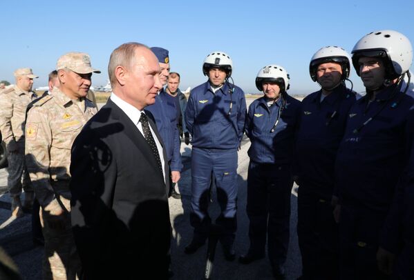 ولادیمیر پوتین رئیس جمهور روسیه با سربازان در پایگاه هوایی حمیمیم در سوریه صحبت می کند - اسپوتنیک افغانستان  