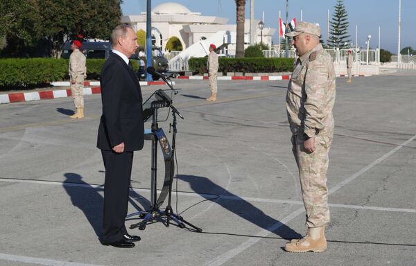 ولادیمیر پوتین رئیس جمهور روسیه و فرمانده ارتش در محدوده ی سوریه جنرال سرگی سورویکین در حال بازدید از پایگاه هوایی حمیمیم در سوریه - اسپوتنیک افغانستان  