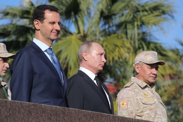 ولادیمیر پوتین رئیس جمهور روسیه و بشار اسد رئیس جمهور سوریه در حال بازدید از پایگاه هوایی حمیمیم در سوریه - اسپوتنیک افغانستان  
