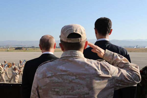 ولادیمیر پوتین رئیس جمهور روسیه و بشار اسد رئیس جمهور سوریه در حال بازدید از پایگاه هوایی حمیمیم در سوریه - اسپوتنیک افغانستان  