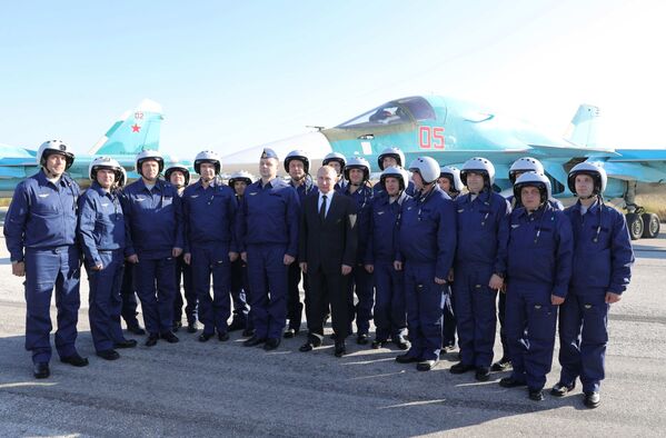 ولادیمیر پوتین رئیس جمهور روسیه در حال بازدید از پایگاه هوایی حمیمیم در سوریه - اسپوتنیک افغانستان  
