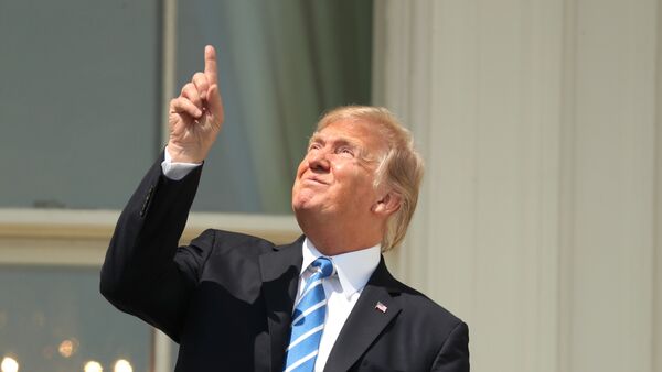 President Donald Trump points skyward before donning protective glasses to view the solar eclipse, Monday, Aug. 21, 2017, at the White House in Washington . - اسپوتنیک افغانستان  
