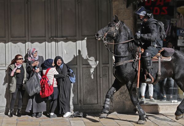 زنان  در کنار پولیس مسلح اسراییل در شرق بیت المقدس - اسپوتنیک افغانستان  