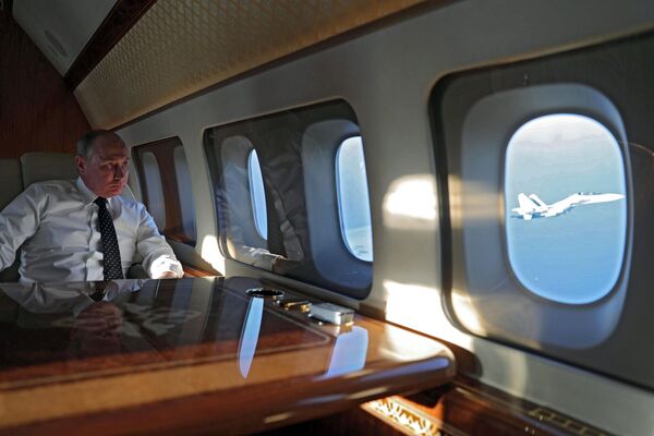 ولادیمیر پوتین، رئیس‌جمهور روسیه در هواپیمای ریاست‌جمهوری در حین پرواز به پایگاه هوایی حمیمیم در سوریه. - اسپوتنیک افغانستان  