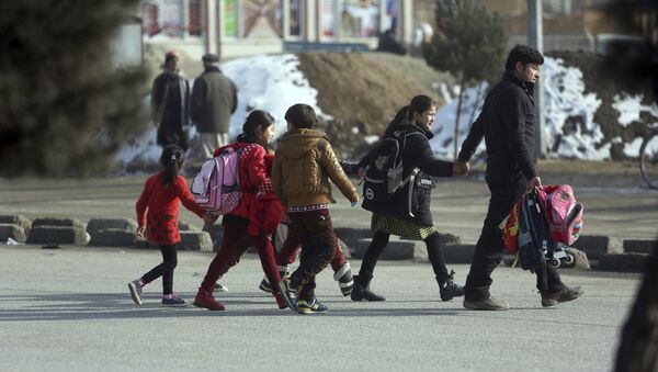 دانش آموزان در محل حمله به مرکز آموزش امنیت ملی افغانستان در کابل - اسپوتنیک افغانستان  