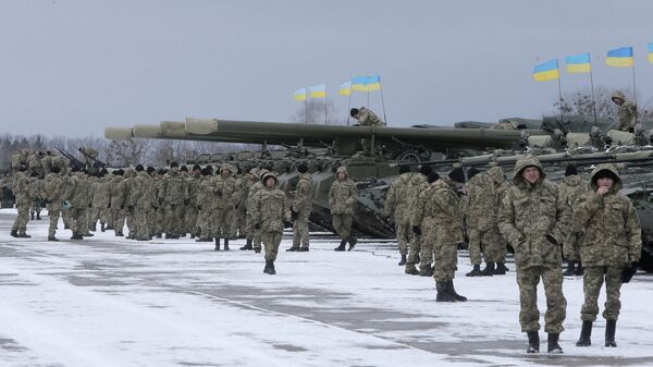 Украинские военнослужащие стоят возле бронетехники - اسپوتنیک افغانستان  