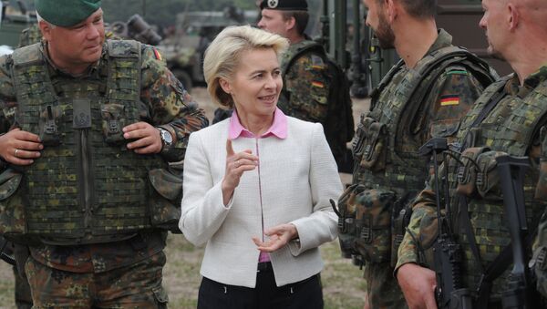 German Defense Minister Ursula von der Leyen speaks with German soldiers after the NATO Noble Jump exercise on a training range near Swietoszow Zagan, Poland, Thursday, June 18, 2015. - اسپوتنیک افغانستان  