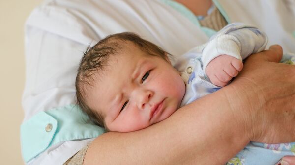 Новорожденный на руках у медсестры - اسپوتنیک افغانستان  