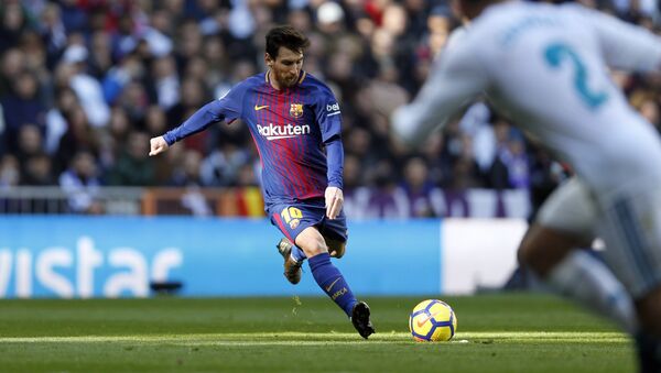 Barcelona's Lionel Messi shoots a free kick during the Spanish La Liga soccer match between Real Madrid and Barcelona at the Santiago Bernabeu stadium in Madrid, Spain, Saturday, Dec. 23, 2017 - اسپوتنیک افغانستان  