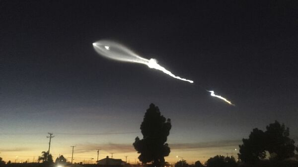 Ракета SpaceX Falcon 9 пролетает над Лонг-Бич, штат Калифорния - اسپوتنیک افغانستان  