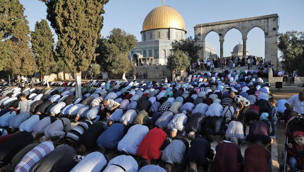 Палестинские мусульмане во время молитвы у мечети Купола над Скалой в Иерусалиме - اسپوتنیک افغانستان  