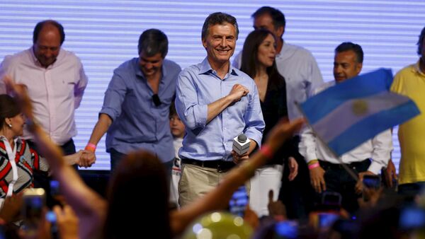 Mauricio Macri, presidential candidate of the Cambiemos (Let's Change) coalition, gestures to his supporters after the presidential election in Buenos Aires, Argentina, November 22, 2015 - اسپوتنیک افغانستان  