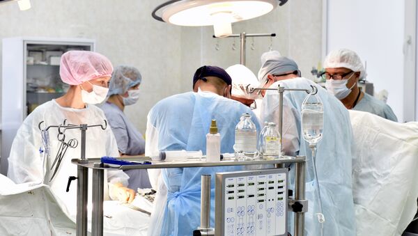 برای نخستین بار یک تومور توسط ربات از ستون فقرات یک بیمار کشیده شد - اسپوتنیک افغانستان  