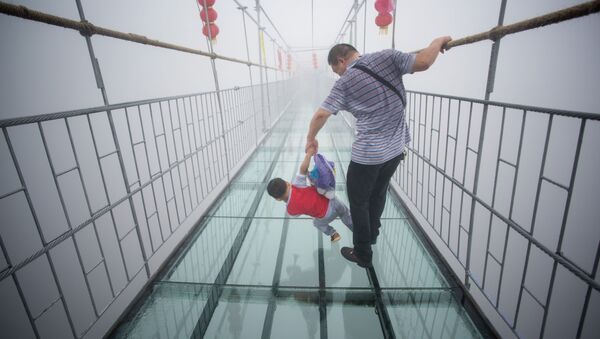 Мужчина с ребенком на стеклянном мосту в Китае - اسپوتنیک افغانستان  