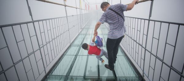 Мужчина с ребенком на стеклянном мосту в Китае - اسپوتنیک افغانستان  