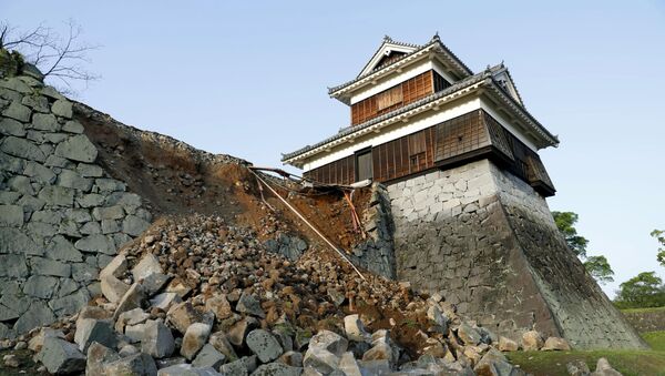 Пострадавшая от землетрясение стена замка в городе Кумамото в Японии - اسپوتنیک افغانستان  