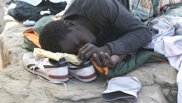 Мигрант спит на камнях на французско-итальянской границе - اسپوتنیک افغانستان  