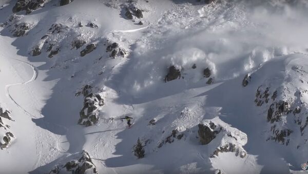 Avalanche in the Heart of the Pyrenees || ViralHog - اسپوتنیک افغانستان  