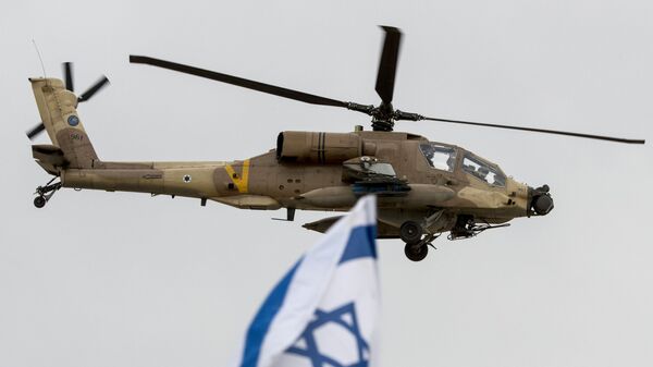 Ударный вертолет AH-64 Apache на церемонии выпуска пилотов ВВС Израиля на базе Hatzerim в пустыне Негев - اسپوتنیک افغانستان  