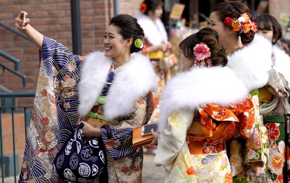دختران در لباس ملی در روز تجلیل از رسیدن به سن بلوغ در جاپان - اسپوتنیک افغانستان  