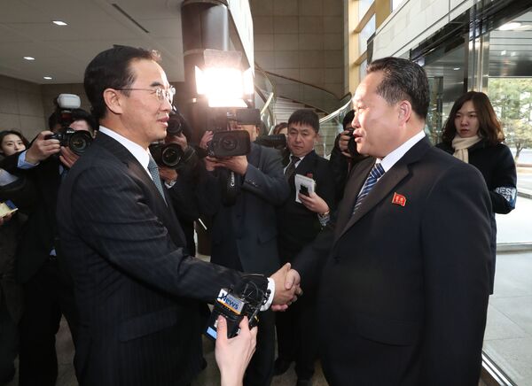 چو من گیون وزیر اتحاد کوریای جنوبی و لی سون گون رئیس کمیته مربوط به اتحاد صلح آمیز کوریای شمالی در زمان دیدار در پانمونجوم - اسپوتنیک افغانستان  
