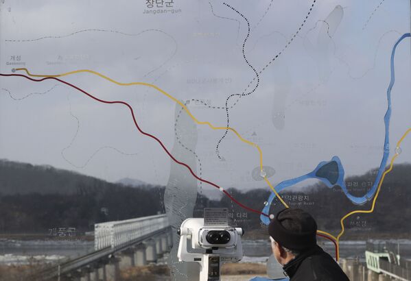 بازدیدکننده رصدخانه در شهر پاجو کوریای جنوبی نزدیک دوربینی که در جهت کوریای شمالی قرار دارد - اسپوتنیک افغانستان  