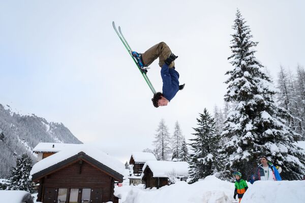 ورزشکار  در آلپ سوئیس، در اسکی روی هوا پرواز می کند - اسپوتنیک افغانستان  