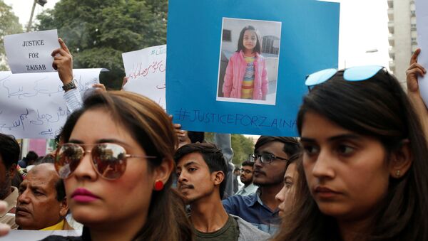People hold signs to condemn the rape and killing of a 7-year-old girl Zainab Ansari in Kasur, during a protest in Karachi, Pakistan - اسپوتنیک افغانستان  