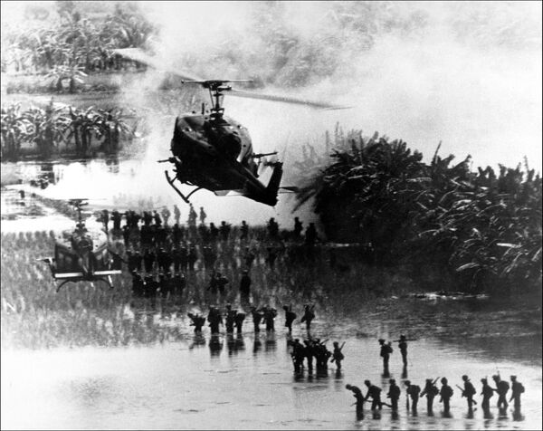 هلیکوپترها هنگام  پوشش نظامیان پیاده . ویتنام، 1967 - اسپوتنیک افغانستان  