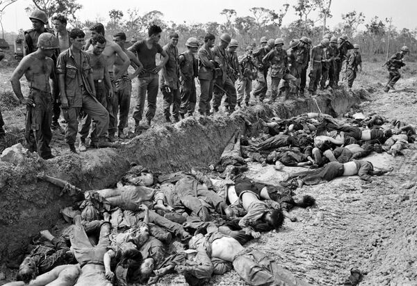 سربازان آمریکایی در مقابل گور دسته جمعی دشمن. جنگ ویتنام 1967 - اسپوتنیک افغانستان  