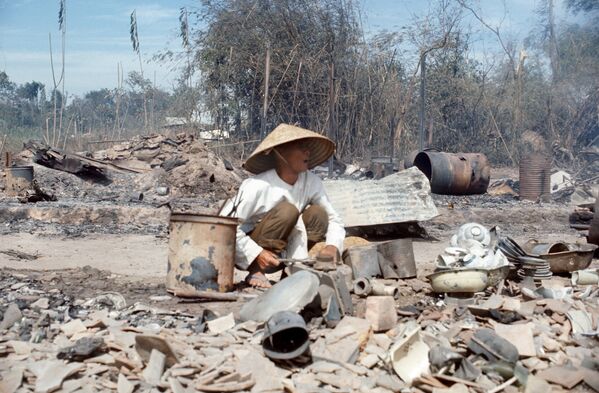 ویتنامی در روستای تراموا ونگ، که توسط بمب گذاری در تاریخ 27 جنوری 1973، در روز پایان جنگ در ویتنام نابود شد، . - اسپوتنیک افغانستان  