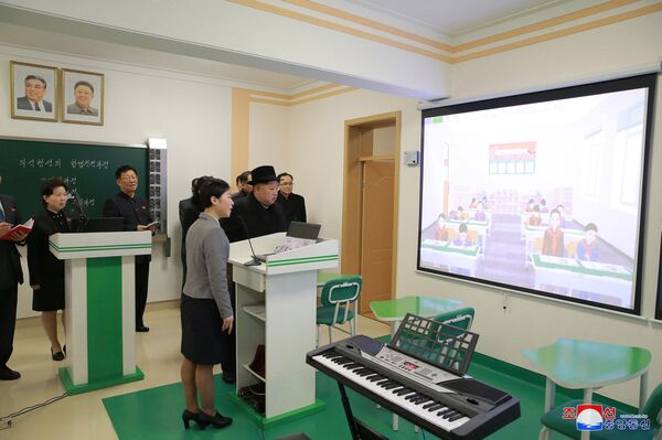 رهبر کوریای شمالی کیم جونگ اون در طی بازدید از کالج آموزش معلمان در پیونگ یانگ - اسپوتنیک افغانستان  