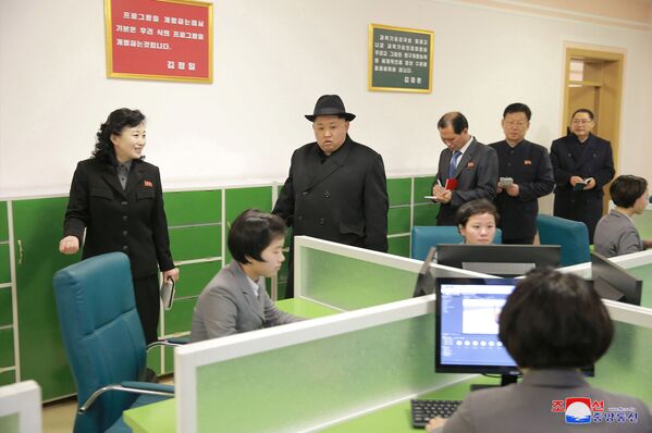 رهبر کوریای شمالی کیم جونگ اون در طی بازدید از کالج آموزش معلمان در پیونگ یانگ - اسپوتنیک افغانستان  