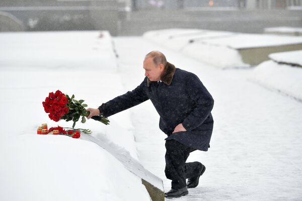 رئيس جمهور روسیه ولادیمیر پوتین در مراسم اکلیل گل  بر مجسمه مادر-وطن در قبرستان پیکارسرو پترزبورگ به مناسبت  75 سالگرد  محاصره لنینگراد - اسپوتنیک افغانستان  