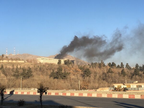 بلندشدن دود پس از آتش‌سوزی در یکی از منازل هوتل انترکانتیننتال کابل در نتیجه حمله تروریستان مسلح به این هوتل - اسپوتنیک افغانستان  