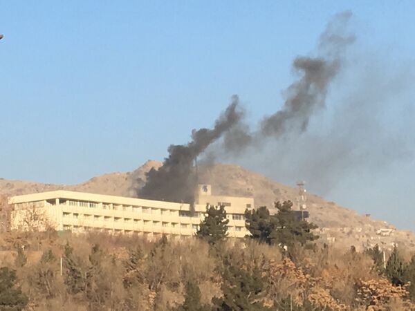بلندشدن دود پس از آتش‌سوزی در یکی از منازل هوتل انترکانتیننتال کابل در نتیجه حمله تروریستان مسلح به این هوتل - اسپوتنیک افغانستان  