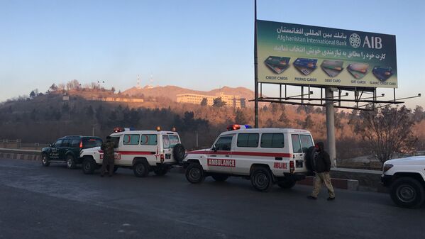 شمار زیادی از کارمندان صحی و آمبولانس‌ها نیز جهت انتقال قربانیان و زخمیان این رویداد در محل حادثه حضور داشتند - اسپوتنیک افغانستان  