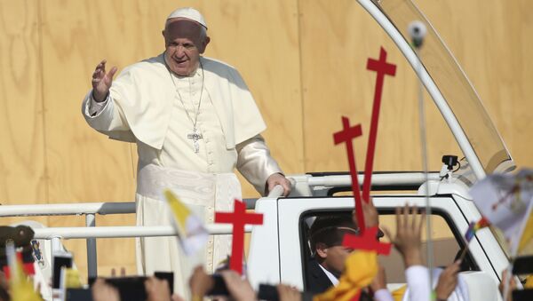 Папа Римский Франциск приветствует верующих во время своего первого официального визита в Чили - اسپوتنیک افغانستان  