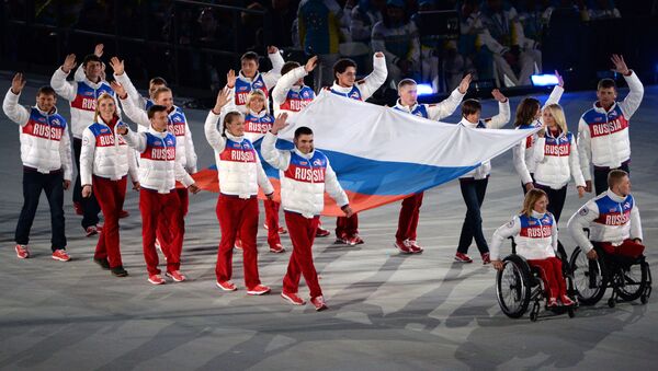 Вынос национального флага России на церемонии закрытия XI зимних Паралимпийских игр в Сочи. Архивное фото - اسپوتنیک افغانستان  