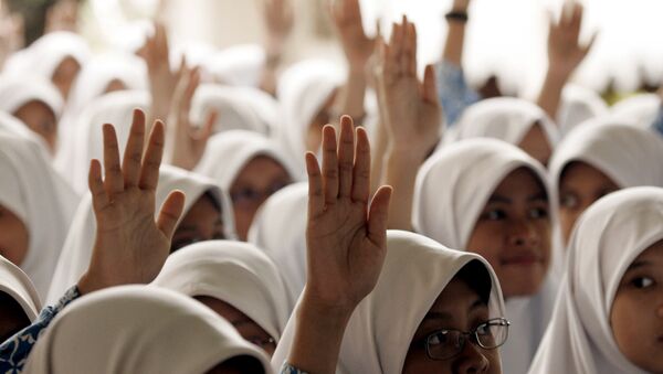 Indonesian Muslim student raise their hands for question during dialogue with British Prime Minister Tony Blair at Darunnajah Islamic boarding school in Jakarta, 30 March 2006 - اسپوتنیک افغانستان  