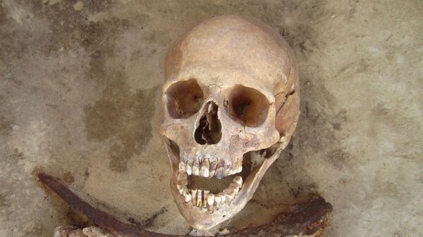 Могила с останками человека с серпом на шее, обнаруженная в Польше - اسپوتنیک افغانستان  