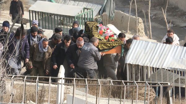مراسم به خاک سپاری قربانیان حادثه خونین ۷ دلو در چهارراهی صدارت - اسپوتنیک افغانستان  