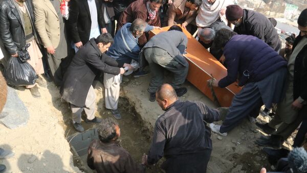 مراسم به خاک سپاری قربانیان انفجار در چهارراهی صدارت - اسپوتنیک افغانستان  