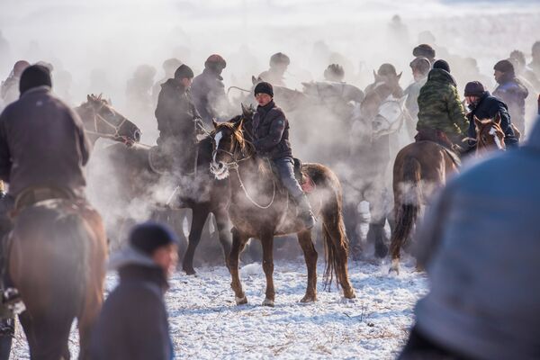 شرکت کنندگان ورزش ملی اسب سواری «آلامان اولاک» در قرقیزستان. - اسپوتنیک افغانستان  