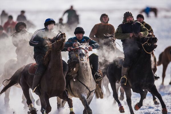 شرکت کنندگان ورزش ملی اسب سواری «آلامان اولاک» در قرقیزستان. - اسپوتنیک افغانستان  
