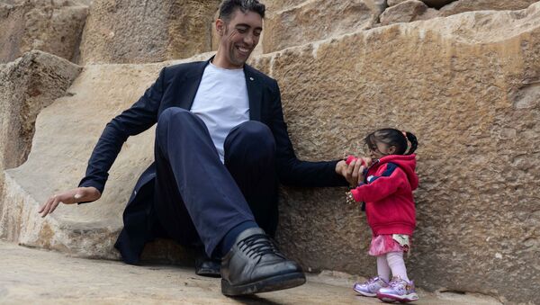 دیدار قدبلندترین مرد و کوچک‌ترین زن جهان در مصر+ویدیو - اسپوتنیک افغانستان  