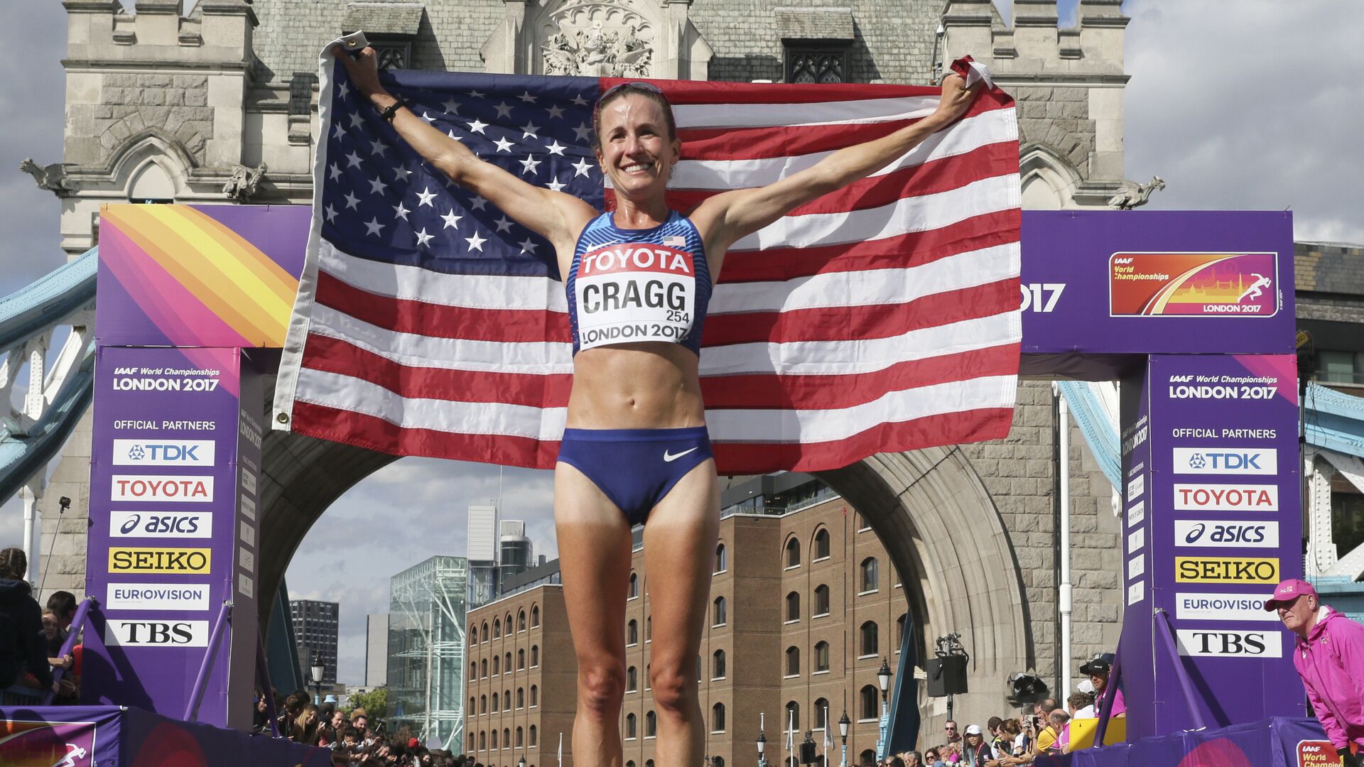 United States' Amy Cragg celebrates with the US flag after winning the bronze medal in the women's marathon of the World Athletics Championships in London Sunday, Aug. 6, 2017. - اسپوتنیک افغانستان  , 1920, 25.07.2022