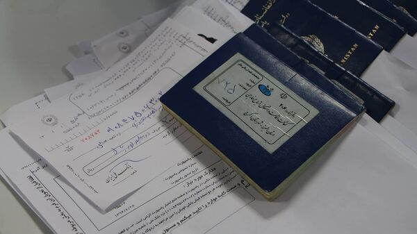 تمدید پاسپورت های خانوار مهاجران افغانستانی در تهران  - اسپوتنیک افغانستان  
